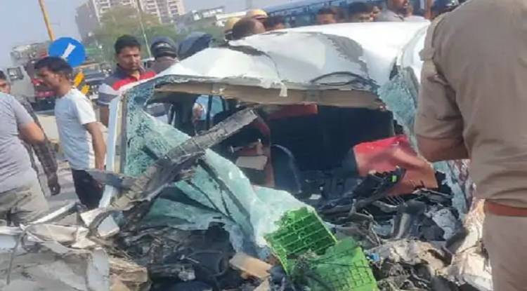 कानपुर में भीषण हादसे से कार के उड़े परखच्चे, दो महिलाओं समेत तीन की मौत, दो घायल