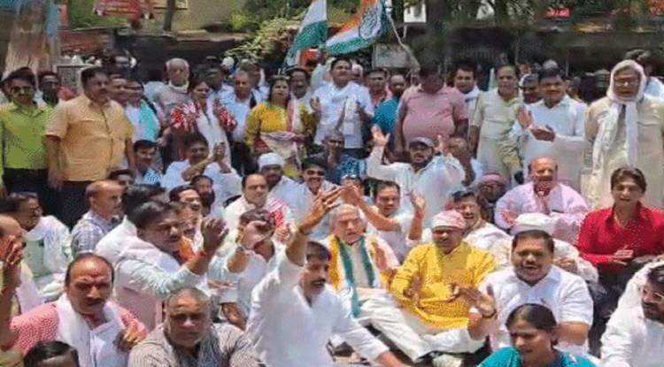 सोनिया-राहुल पर कार्रवाई से कांग्रेस आगबबूला, वाराणसी कलेक्ट्रेट में धरने पर बैठी कांग्रेसी