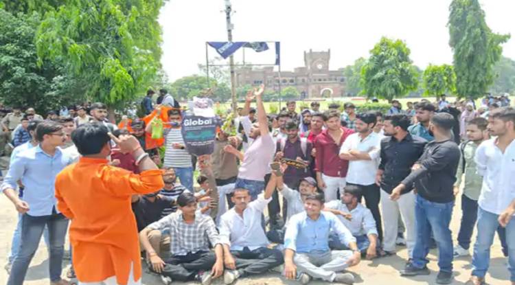  प्रयागराज में तैराकी सीख रहे ट्रेनर की यमुना नदी में डूबने से मौत, छात्रों ने कोच के खिलाफ की नारेबाजी 
