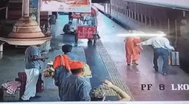  Varanasi : कैंट स्टेशन पर टली अनहोनी, ट्रेन में चढ़ते हुए फिसली महिला, फिर RPF महिला कॉन्स्टेबल ने बचाई जान