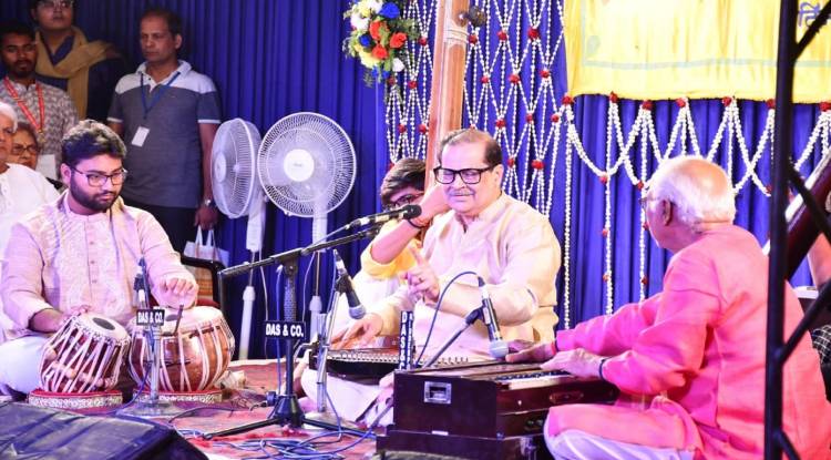 पं अजय चक्रवर्ती के गायन से भक्तिमय हुआ हनुमत दरबार 