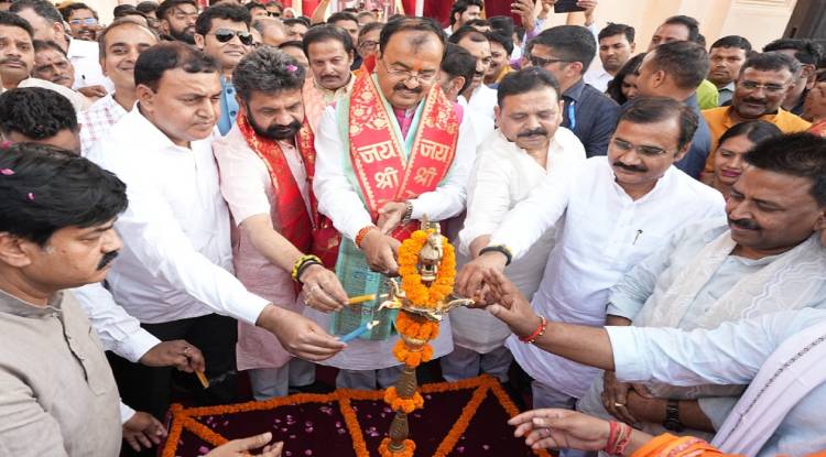 डिप्टी सीएम ने अखिलेश और कांग्रेस पर साधा निशाना, बोले- अखिलेश 2027 में सत्ताधीश बनने का देख रहे हैं सपना, गांधी परिवार की गुलाम बन गई है कांग्रेस