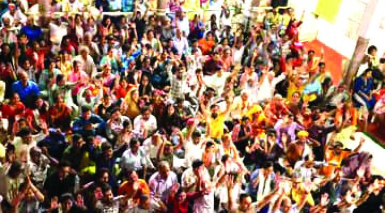 रंगी सारी गुलाबी चुनरिया रे... और झूम उठे श्रोता