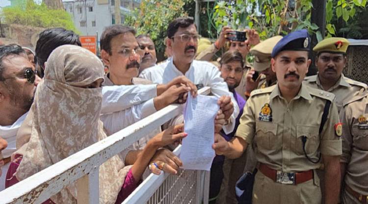    गैंगरेप के मामले में जेल भेजे गए 14 आरोपियों के परिजनों के साथ पीड़िता की सहेली ने सौंपा ज्ञापन 