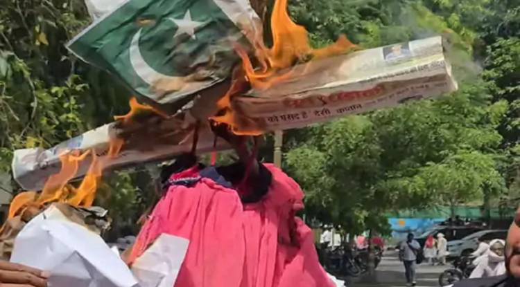 वाराणसी जिला मुख्यालय पर लगे पाकिस्तान मुर्दाबाद के नारे, अधिवक्ताओं ने फूंका पुतला, झंडे को चप्पल से पीटा