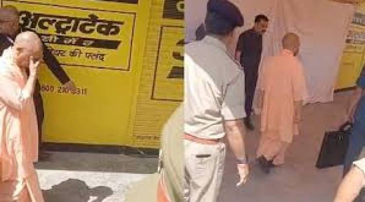 Pahalgam Terror Attack: नम आंखों के साथ बाहर निकले सीएम योगी