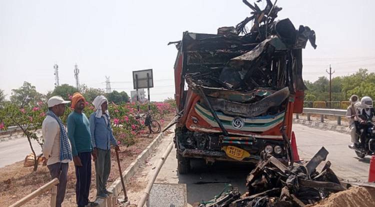 मिर्जापुर में टक्कर के बाद ट्रक और हाइवा में लगी आग, जिंदा जला चालक, एक की हालत गंभीर