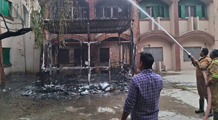  डीआरएम बिल्डिंग में शॉर्ट सर्किट से लगी आग, चारो तरफ मची है अफरातफरी