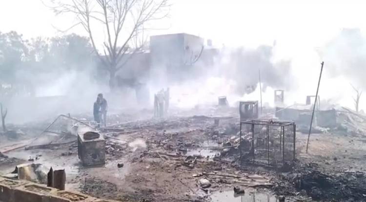 लखनऊ के फैजुल्लागंज में लगी भीषण आग, सिलेंडर ब्लास्ट से 62 झुग्गी-झोपड़ियां जलकर खाक