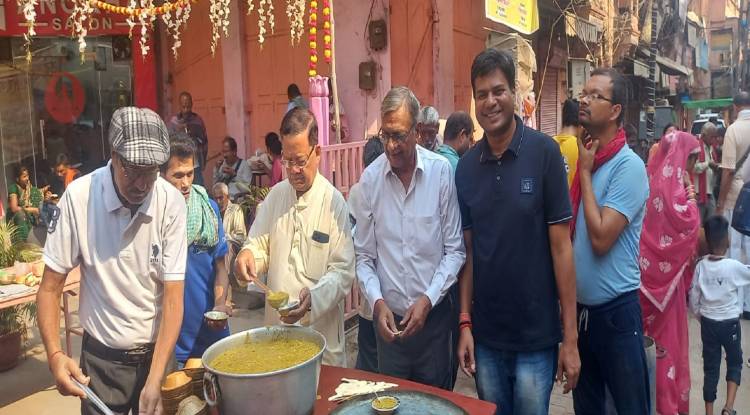 संकल्प अन्नक्षेत्र की सेवा भावना : संकटमोचन को भोग लगाकर श्रद्धालुओं में बांटा गया खिचड़ी प्रसाद