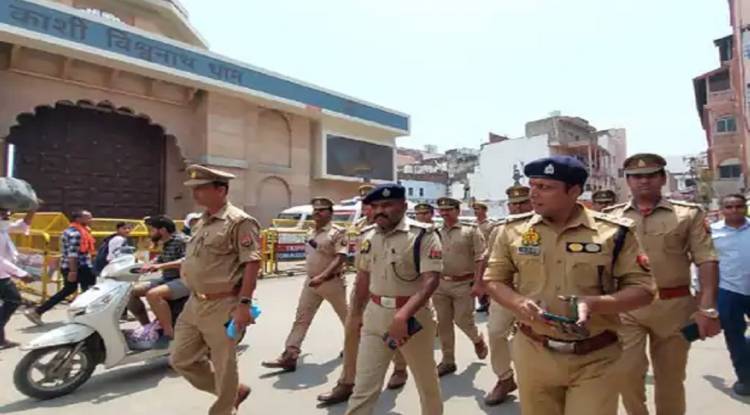 वाराणसी में सड़क पर उतरी पुलिस: कड़ी सुरक्षा के बीच नमाजियों ने अदा की जुमे की नमाज़, भारतीय सेना के लिए मांगी गई दुआ