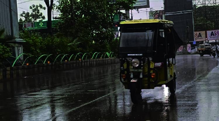 वाराणसी में मौसम की आंख मिचौली : दिन का पारा 40 के पार तो रात में बारिश से लुढ़कर 21.3 डिग्री