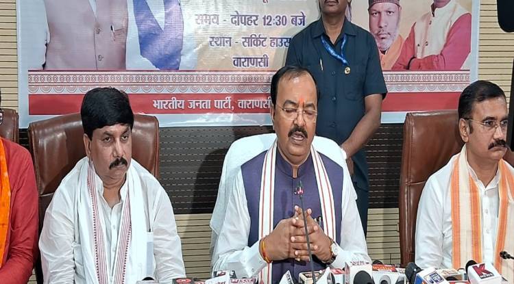 वाराणसी पहुंचे डिप्टी सीएम, मोदी सरकार की गिनाईं उपलब्धियां, सपा व कांग्रेस पर जमकर साधा निशाना