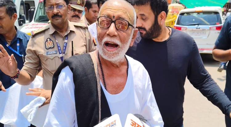 मोरारी बापू ने बाबा दरबार में किया दर्शन पूजन, रुद्राक्ष कन्वेंशन सेंटर में आज सुनाएंगे मानस सिंदूर