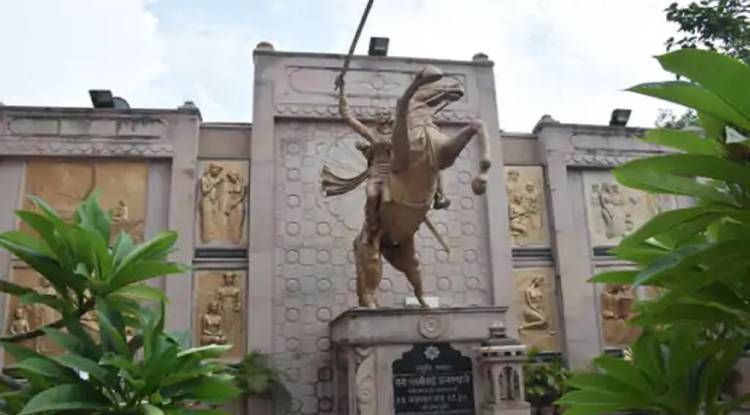 जन्मस्थली पर मनाई गई रानी लक्ष्मीबाई की पुण्यतिथि, महंत बोले- मनु को काशी की माटी ने ही उन्हें स्वतंत्र रहना सिखाया