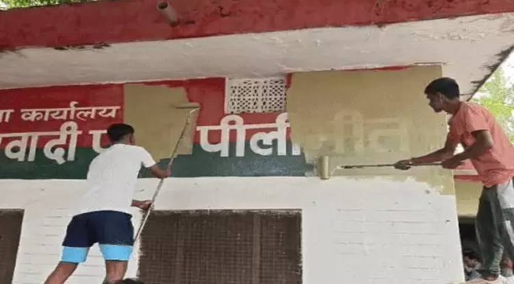 सपा कार्यालय पर प्रशासन ने जड़ा ताला, झंडा फेंका,पार्टी का नाम हटाया, 35 से ज्यादा कार्यकर्ता गिरफ्तार