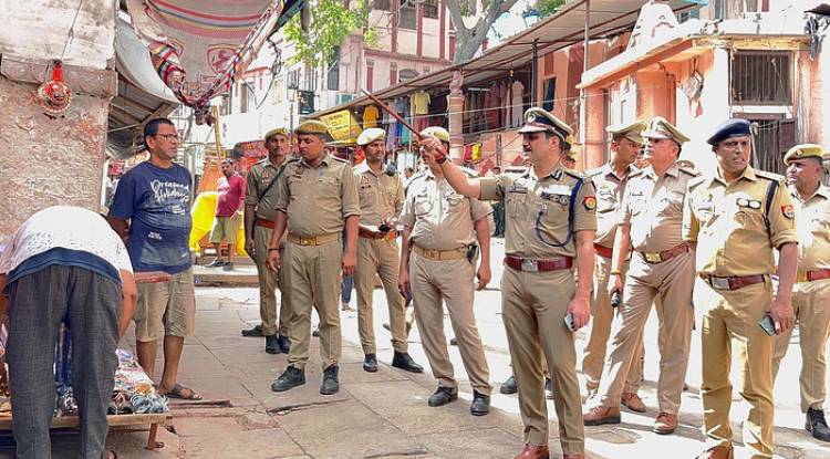 अतिक्रमण के खिलाफ एक्शन: सड़क पर उतरे पुलिस आयुक्त, कई दुकानदारों व थाना प्रभारी को दी चेतावनी