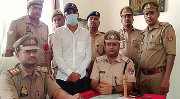 वाराणसी में प्रेमिका से शादी के लिए बन गया फर्जी टीटीई ,जीआरपी ने स्टेशन से किया गिरफ्तार