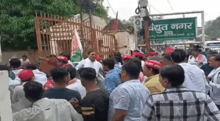 बिजली निगम कार्यालय का गेट तोड़ने पर 50 सपा कार्यकर्ताओं पर केस दर्ज