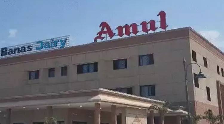 वाराणसी में अमूल फ्रेंचाइजी होल्डर से दिनदहाड़े हथियारों के बल पर 6 लााख की लूट, CCTV फुटेज खंगाल रही पुलिस