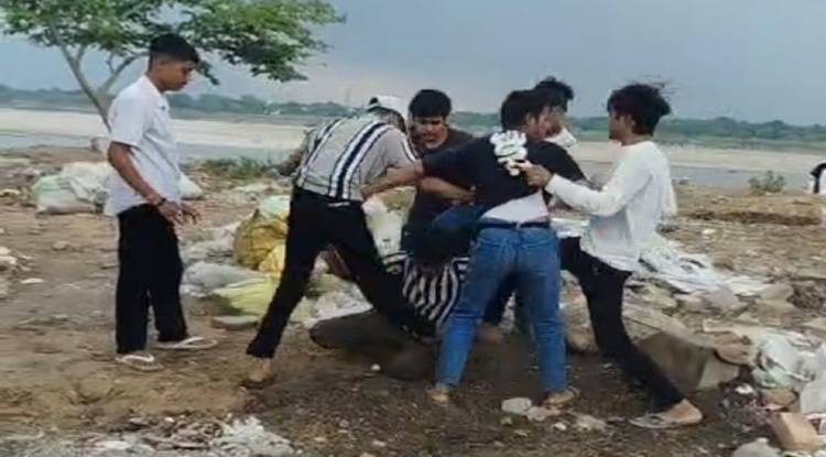 मिर्जापुर में दबंगों ने मामूली विवाद में किशोर को बेहरमी से पीटा, हाथ जोड़कर माफी मांगता रहा पीड़ित, वीडियों वायरल 