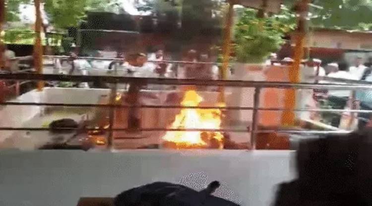 वाराणसी: केस हारने से आहत फरियादी ने तहसील परिसर में लगाई आग, हालत गंभीर