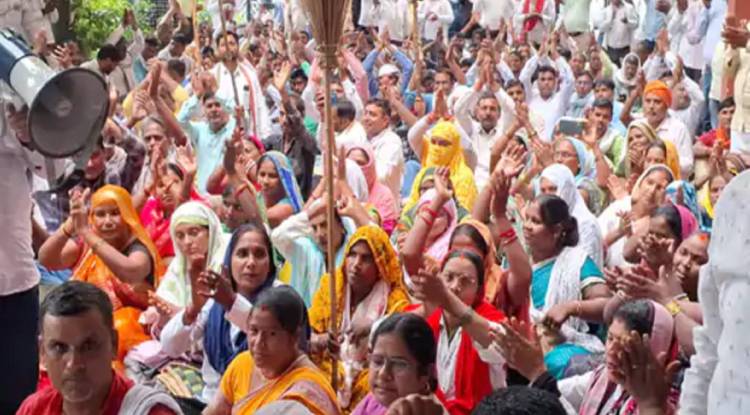 वाराणसी में सफाई कर्मचारियों का हंगामा, 11 सूत्रीय मांगों को लेकर विकास भवन का घेराव
