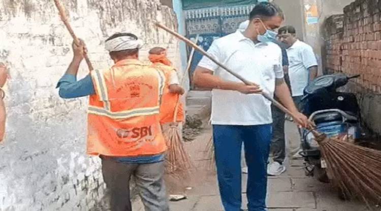 वाराणसी में महा स्वच्छता अभियान की शुरुआत, कमिश्नर और डीएम ने लगाई झाड़ू