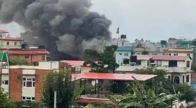  नेपाल में राष्ट्रपति आवास और बड़े नेताओं के घरों में आगजनी- तोड़फोड़, कई मंत्रियों ने दिया इस्तीफा, पीएम ओली ने बुलाई सर्वदलीय बैठक