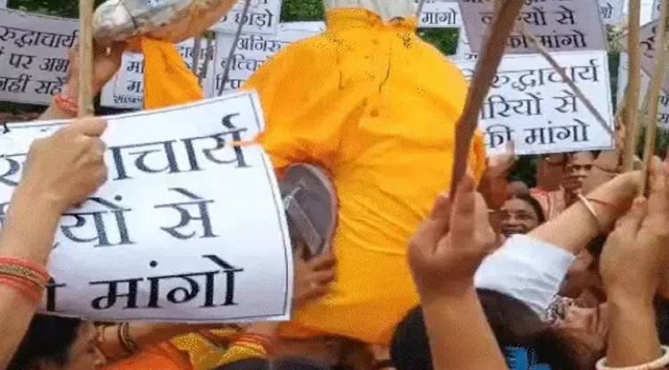 वाराणसी में अनिरुद्धाचार्य के खिलाफ महिलाओं का उग्र प्रदर्शन, पुतले को पैरों से कुचला, बोलीं- कथावाचक को भेजा जाए जेल 