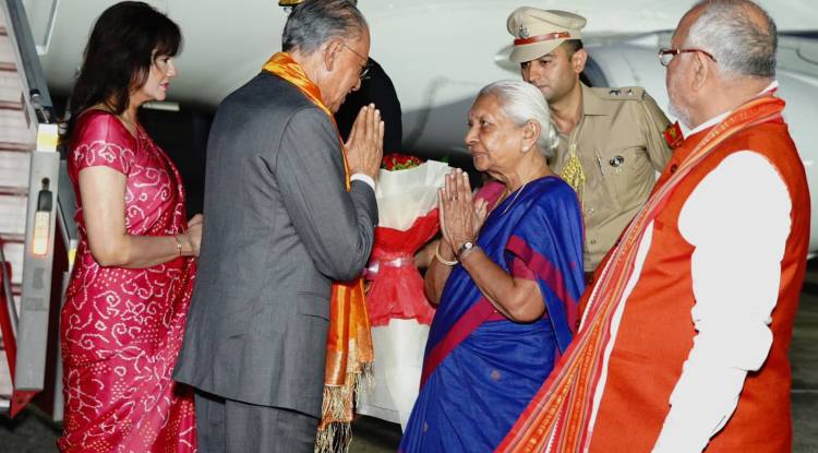 वाराणसी पहुंचे मॉरीशस के प्रधानमंत्री, 6 जगहों पर हुआ ग्रैंड वेलकम, कल पीएम मोदी संग करेंगे द्विपक्षीय वार्ता