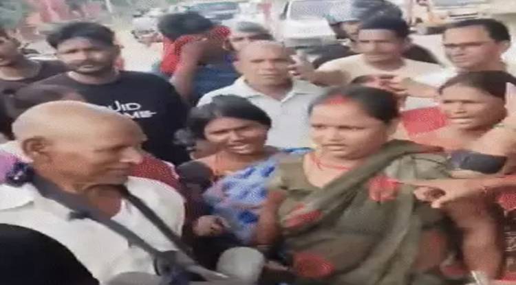 गोरखपुर में फर्जी बैंक घोटाला: संचालक के पिता गिरफ्तार, चप्पल की माला पहनाकर पुलिस को सौंपा