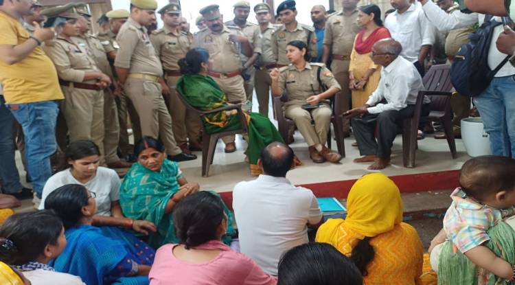 सीपी ऑफिस के बाहर धरने पर बैठे घायल दरोगा के परिजन