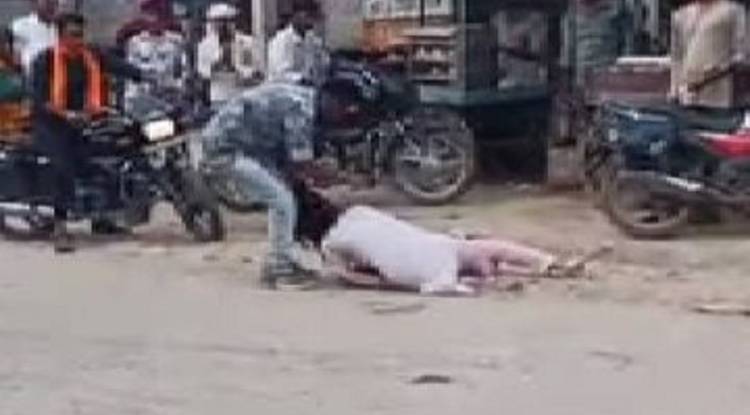 झांसी में बीच चौराहे पर पति ने पत्नी पर ब्लेड से किया हमला, लोगों ने बचाई जान, पत्नी बोली-मुझे होटल में सप्लाई करना चाहता