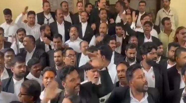 कचहरी कांड : दरोगा परिवार का धरना, वकीलों का आंदोलन, बढ़ा तनाव