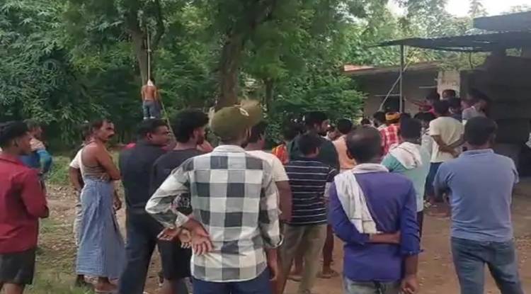 सेवापुरी स्टेशन के पास पेड़ से लटका मिला युवक का शव, गांव में मातम