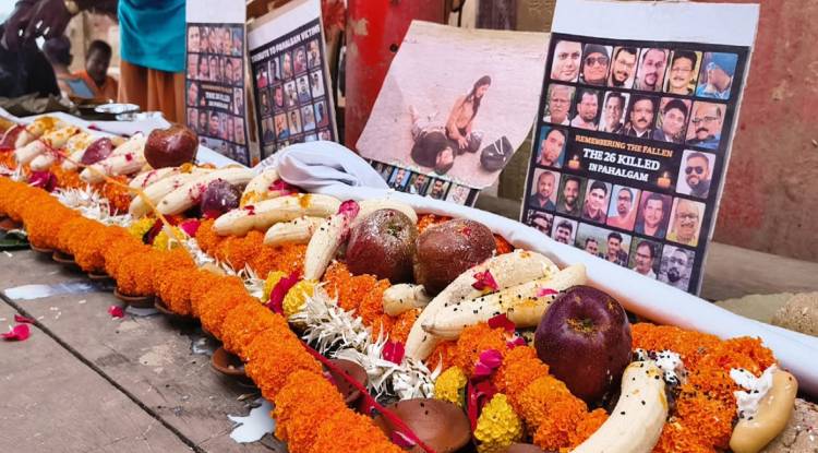 पहलगाम आतंकी हमले में मारे गये 26 मृतकों का पिंडदान