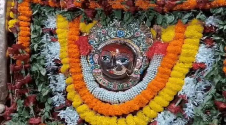 शारदीय नवरात्रि का शुभारंभ, काशी में उमड़ी श्रद्धालुओं की भारी भीड़