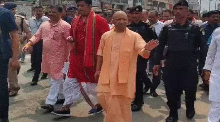 घटी जीएसटी पर सीएम योगी का पदयात्रा अभियान, व्यापारियों से की सीधी बातचीत