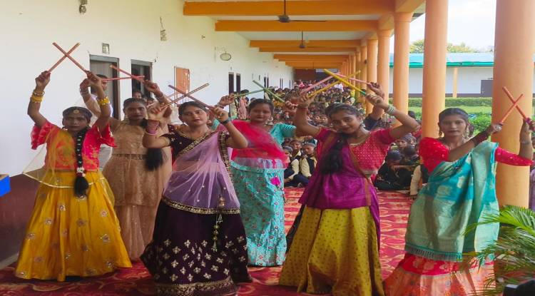 महाविद्यालय में नवरात्रि पर डांडिया-गरबा कर छात्राओं ने मचाया धमाल