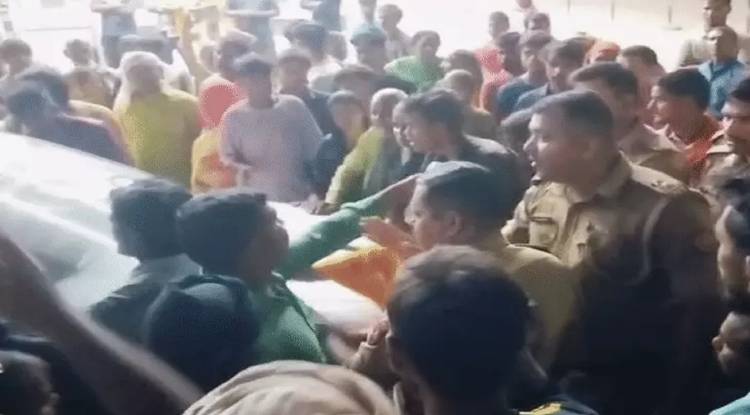 गोरखपुर में 11वीं के छात्र को भीड़ ने पीट-पीटकर मार डाला, दुर्गा पूजा से लौटते वक्त बाइक टकराई, भड़के लोगों ने किया अधमरा 