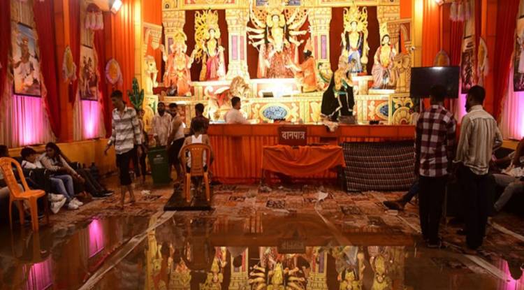 दुर्गाष्टमी पर झमाझम बारिश से काशी पानी-पानी, कीचड़ से होकर पंडाल तक पहुंचे श्रद्धालु ; कटी बिजली