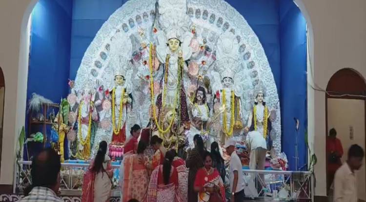 वाराणसी में विजयदशमी पर महिलाओं ने खेला सिंदूर,  बंगीय समाज ने निभाई 400 साल पुरानी परंपरा