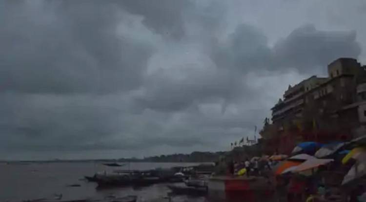 वाराणसी में तेज हवा के साथ हो रही है जोरदार बारिश:  IMD ने जारी की है औसत से अधिक बारिश की चेतावनी