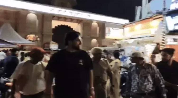 वाराणसी पहुंचे भारतीय तेज़ गेंदबाज़ इशांत शर्मा, काशी विश्वनाथ के किए दर्शन