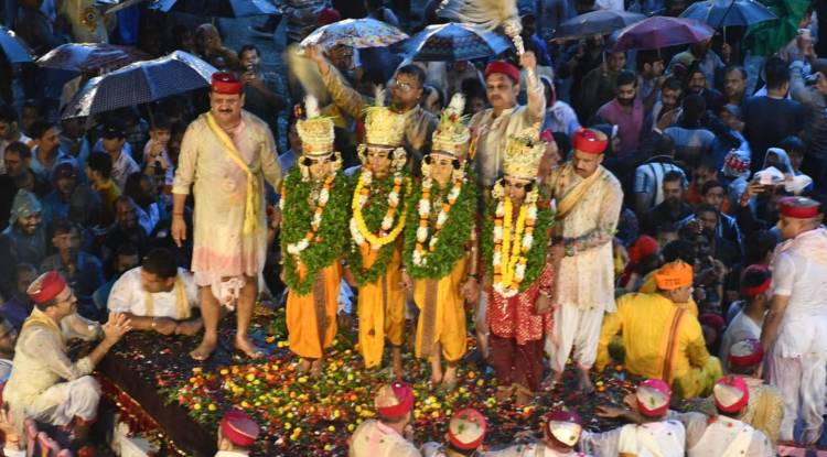 बरसात भी नहीं डिगा सकी श्रद्धालुओं की आस्था