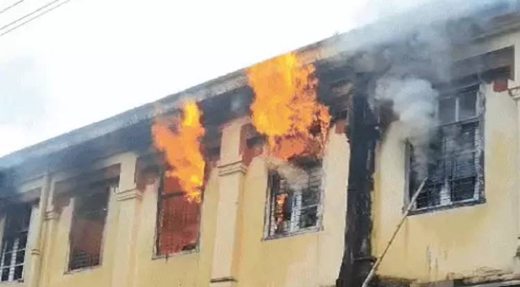 बीएचयू के सीसीआई लैब स्टोर में लगी भीषण आग, एक घंटे की मशक्कत के बाद काबू