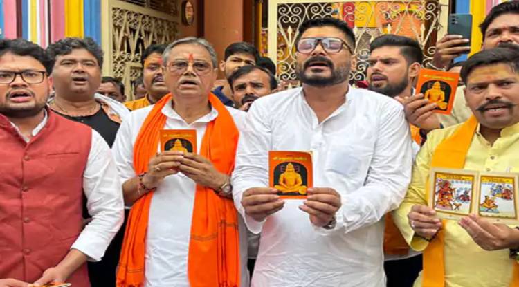 वाराणसी में हिन्दू संगठन ने सड़क पर पढ़ी हनुमान चालीसा, मंदिर में भजन को लेकर हुआ था विवाद, दो हुए थे अरेस्ट