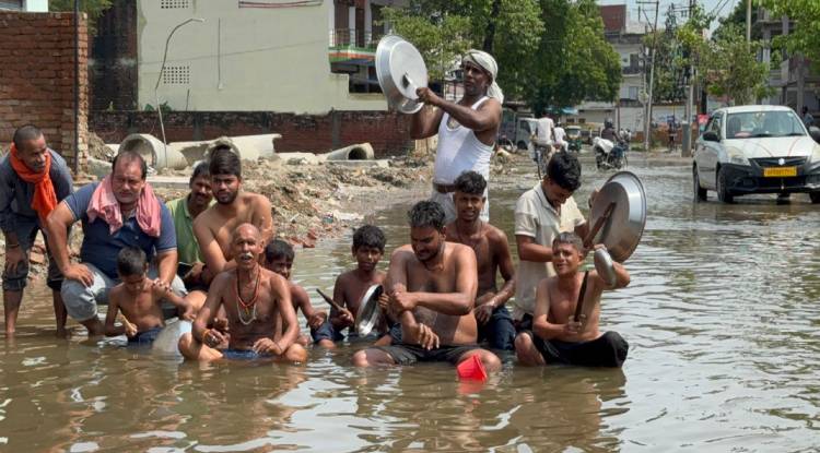 सड़क जलमग्न, अधिकारी मूकदर्शक और जनता बेबस