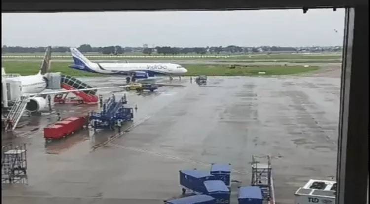 दिल्ली से वाराणसी आ रही इंडिगो फ्लाइट की लखनऊ में इमरजेंसी लैंडिंग, अचानक मौसम खराब होने से डायवर्ट किया